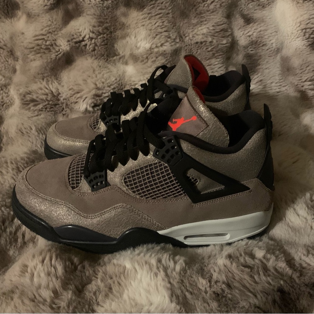 Jordan Men’s 4 Taupe Haze, Size 11, Brown/Black/White color way